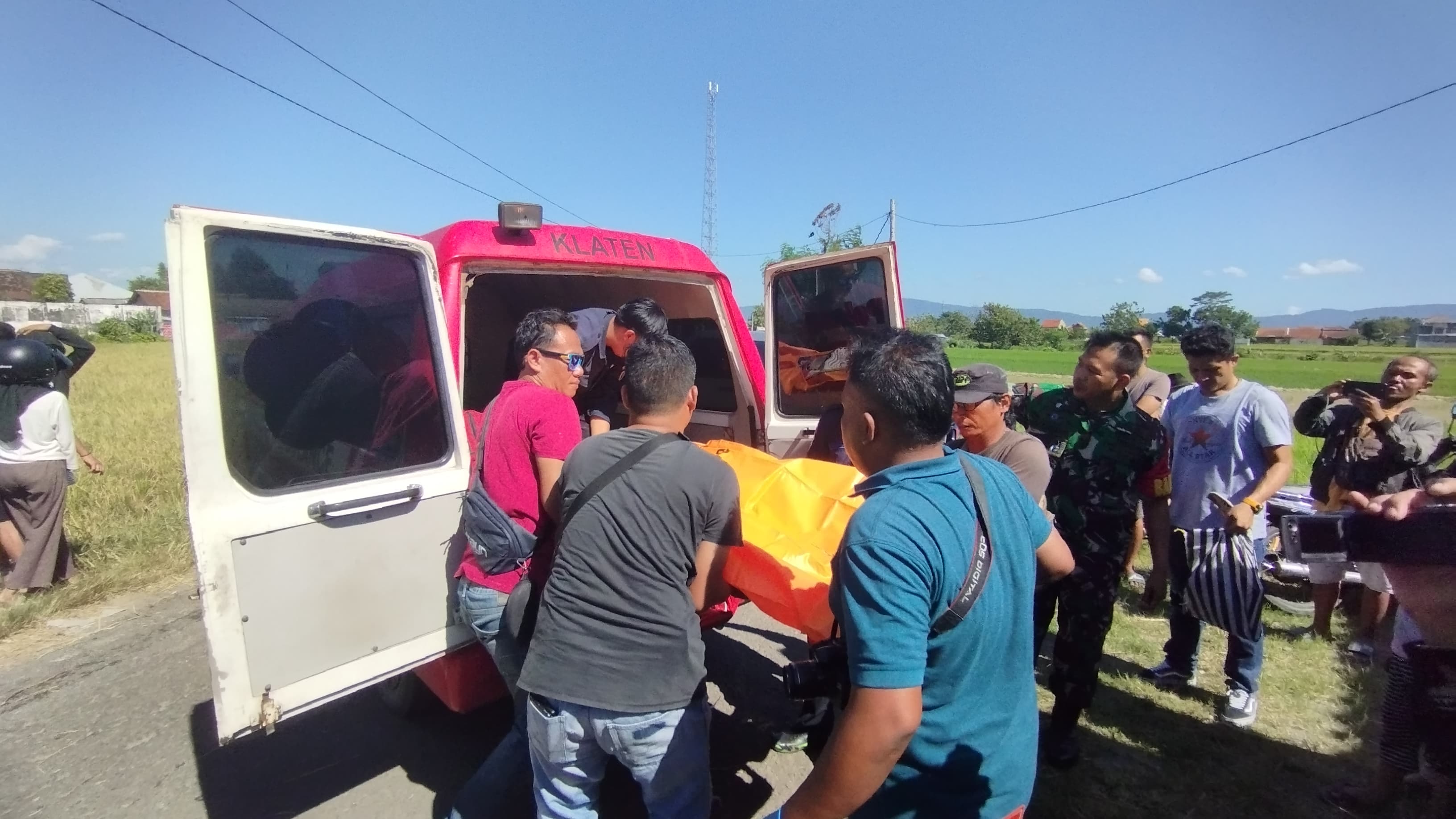 Evakuasi korban duel di Desa Jetis, Klaten Selatan untuk diotopsi di RS Bhayangkara Sleman, Polda DIY, Selasa (19/3/2024).