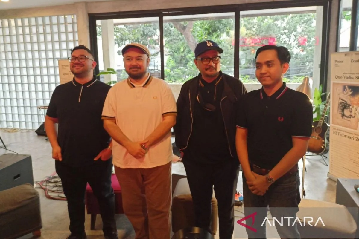 Anggota grup band SORE Ade Paloh (ketiga dari kiri), Bemby Gusti, dan Awan Garnida bersama produser eksekutif Setengah Lima Records Abdullah Yusro saat hearing session di Jakarta, Rabu (8/2/2023).