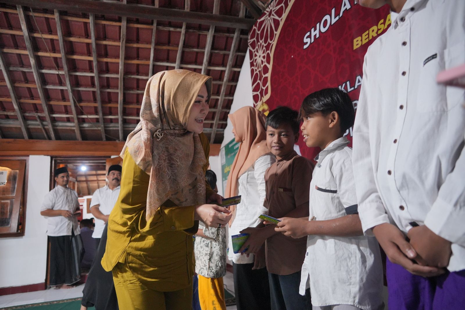 Bupati Klaten Sri Mulyani menyerahkan bantuan sosial di Masjid Al Makmur Majasem di Desa Pakahan, Kecamatan Jogonalan, Klaten.&nbsp;