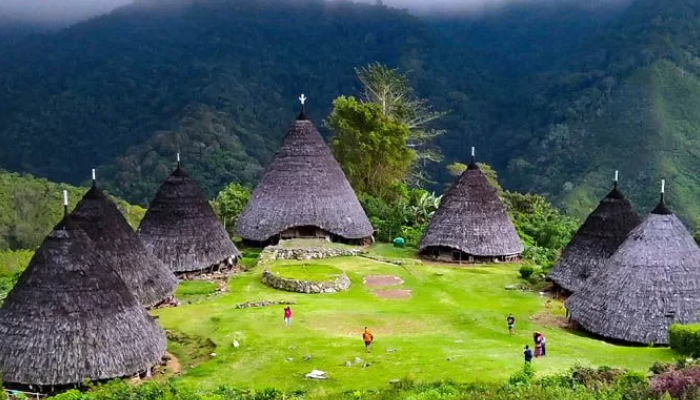 Pesona desa wisata Wae Rebo di Manggarai, NTT dengan ciri khas rumah adat Mbaru Niang.