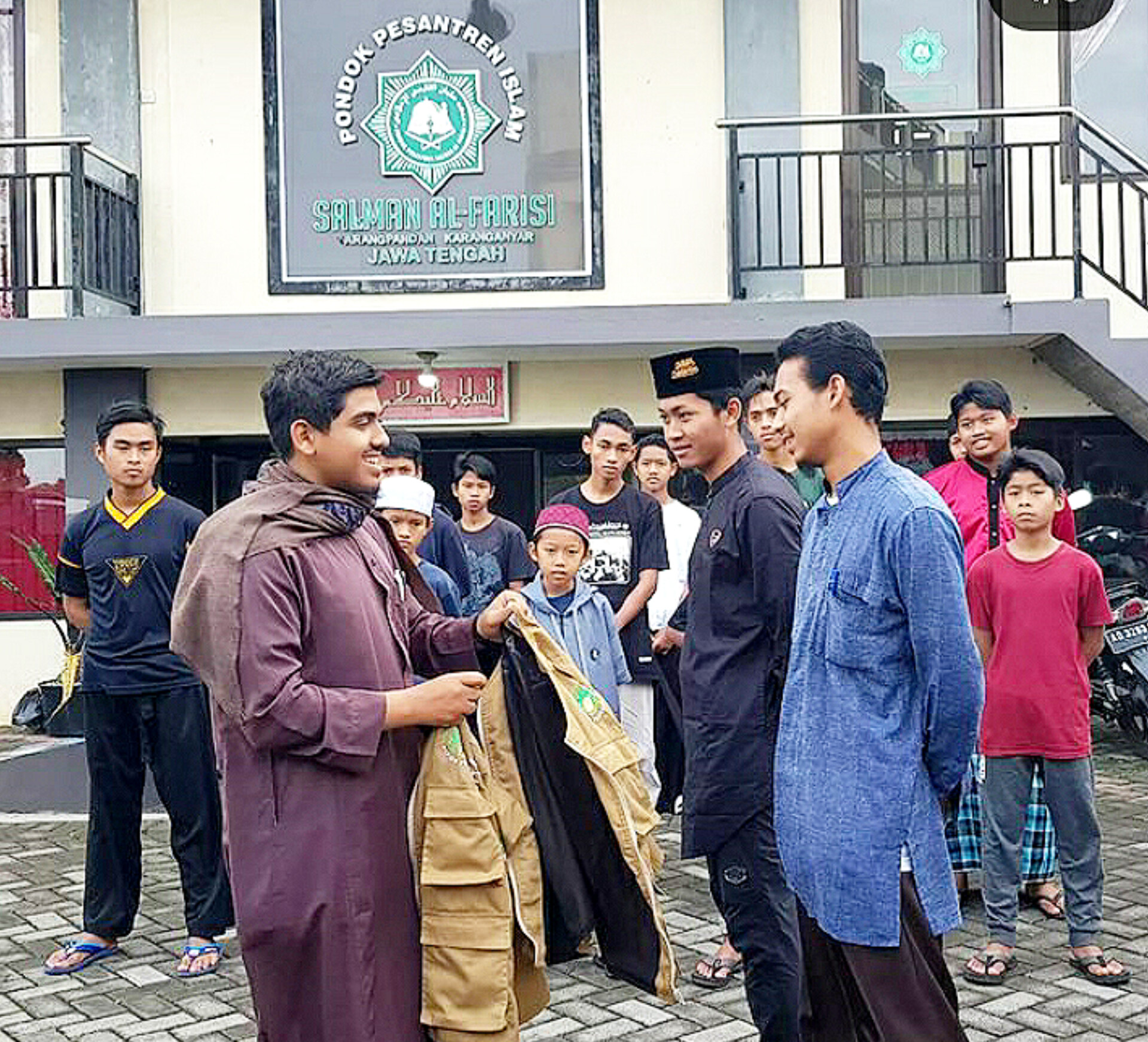Kafilah dakwah Pondok Pesantren Salman Al-Farisi Karangpandan berangkat ke Gunung Semeru. (Dokumentasi Pribadi)