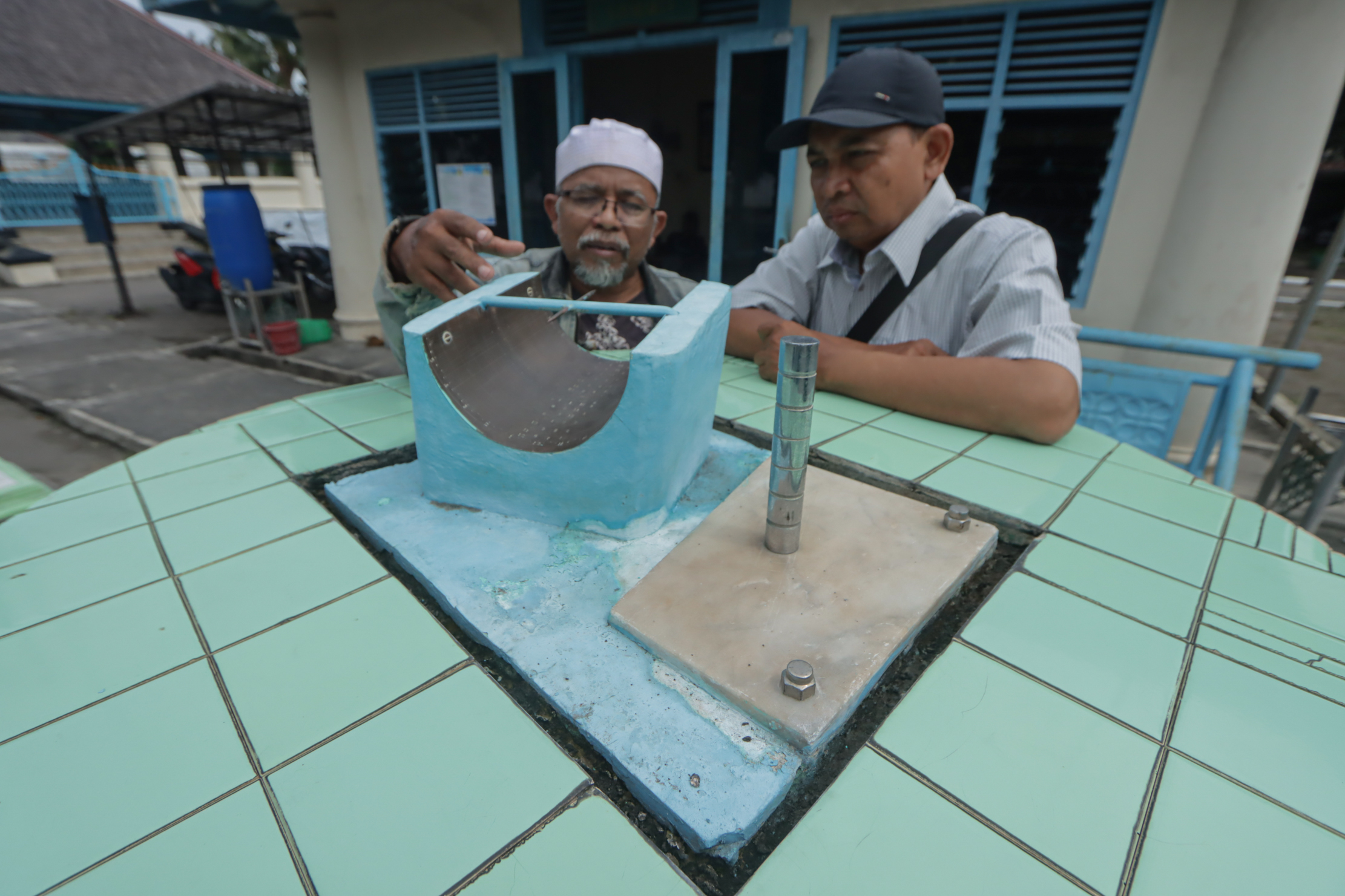 Pengurus Masjid Agung Keraton Surakarta menunjukkan jam matahari di halaman masjid setempat, kemarin (20/3). Jam tersebut peninggalan Pakubuwono Ke VIII. (M.Ihsan/Radar Solo)