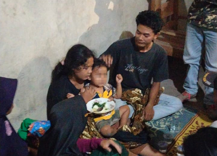 Seorang balita yang hilang ditemukan kembali oleh relawan dan tiba di Desa Kemalang, Kecamatan Kemalang.