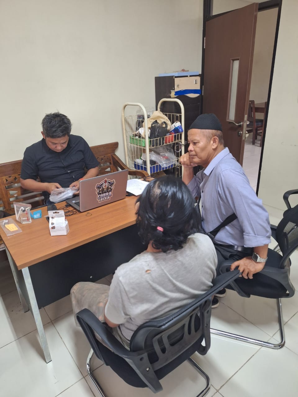YA (kiri), pengguna narkoba yang dibekuk Satnarkoba Polres Sukoharjo.