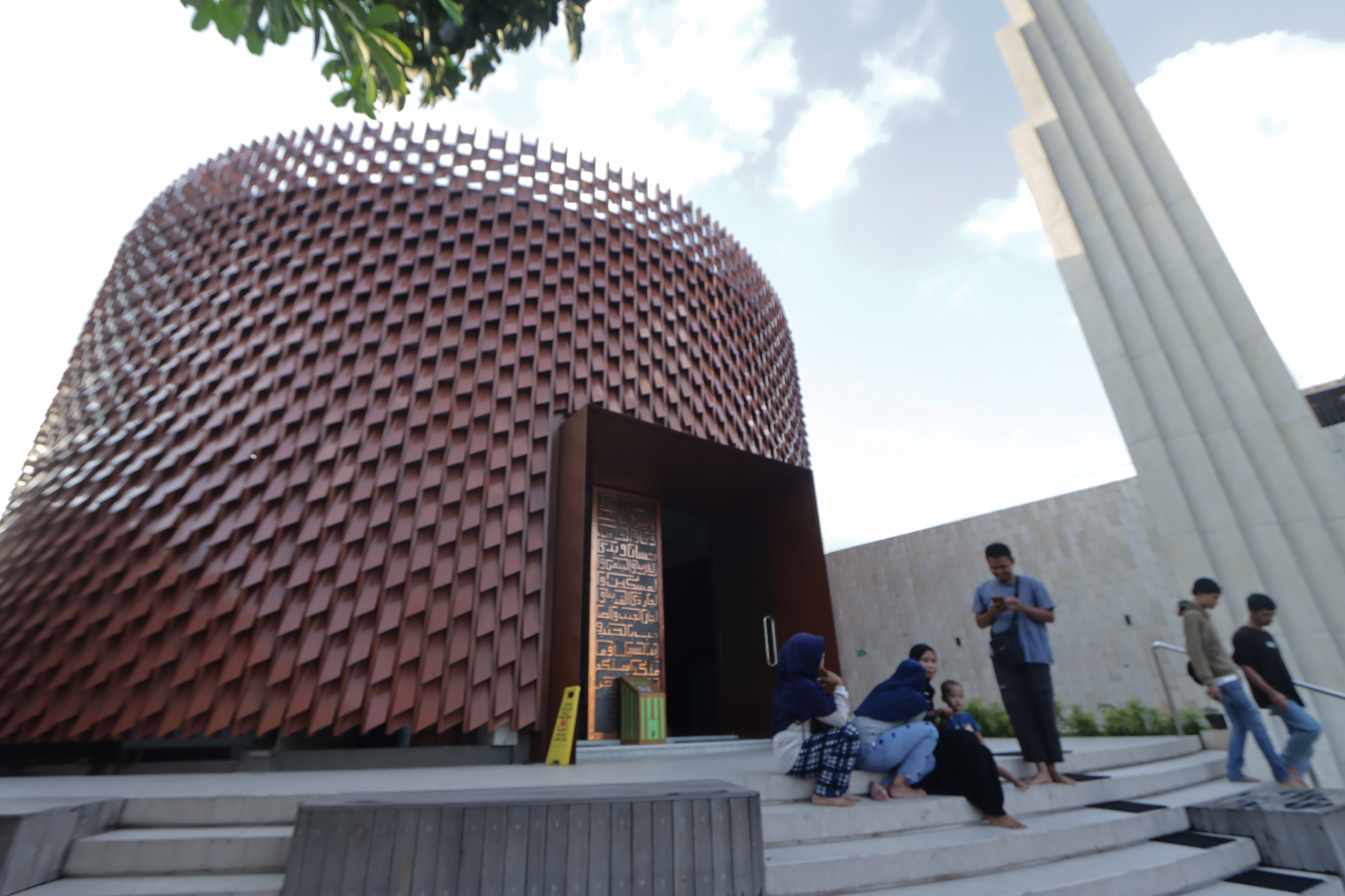 Masjid Saminah Sihyadi di Jalan Tirtonadi, Kecamatan Banjarsari, Solo mempunyai desain arsitektur yang menarik. (M.Ihsan/Radar Solo)
