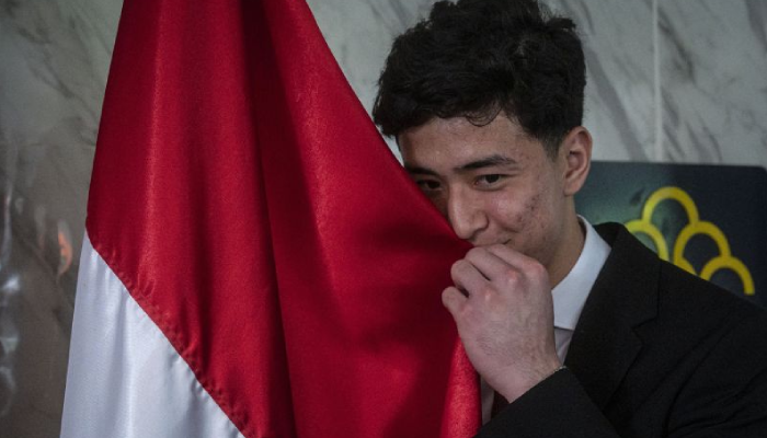 Cyrus Margono mencium bendera merah putih usai pembacaan sumpah menjadi WNI di Kantor Kanwil Kemenkumham DKI Jakarta, Kamis (21/3). 