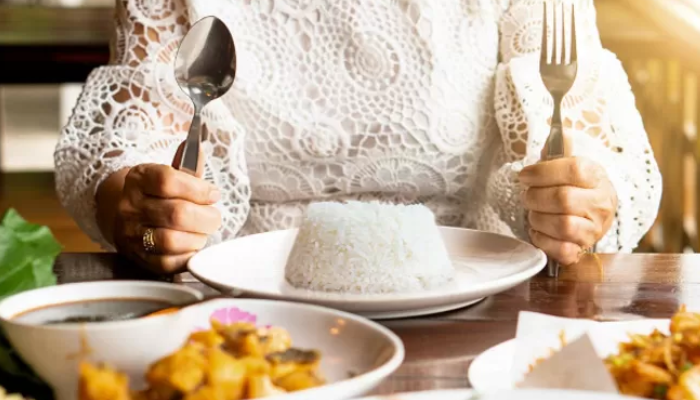 Ilustrasi makan nasi.