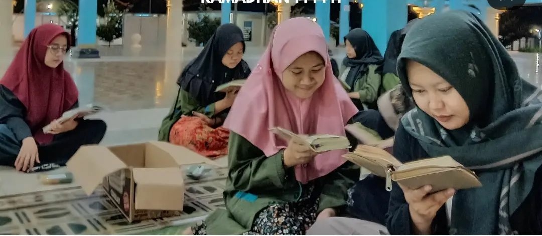 Santri Pondok Tahfidzul Quran Masjid Agung Surakarta tadarusan di Masjid Agung Surakarta. (Dokumentasi Pribadi)