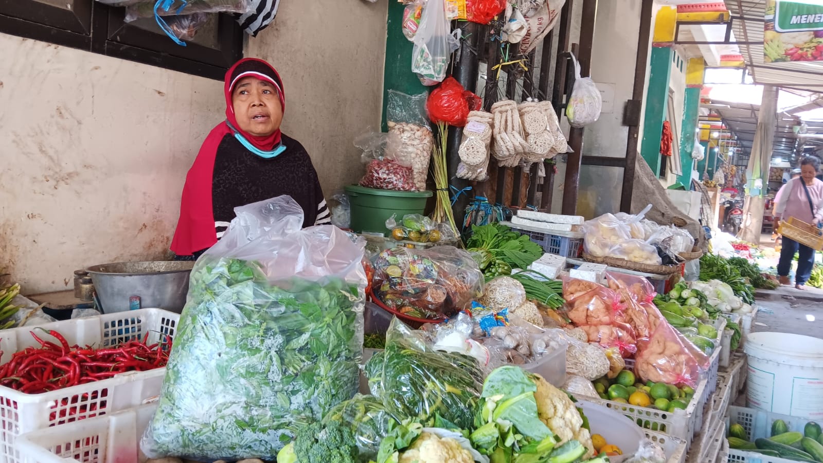 Sejumlah pedagang yang menjual sembako hingga sayuran di Pasar Srago, Kelurahan Mojayan, Kecamatan Klaten Tengah, Kamis (21/3).&nbsp;