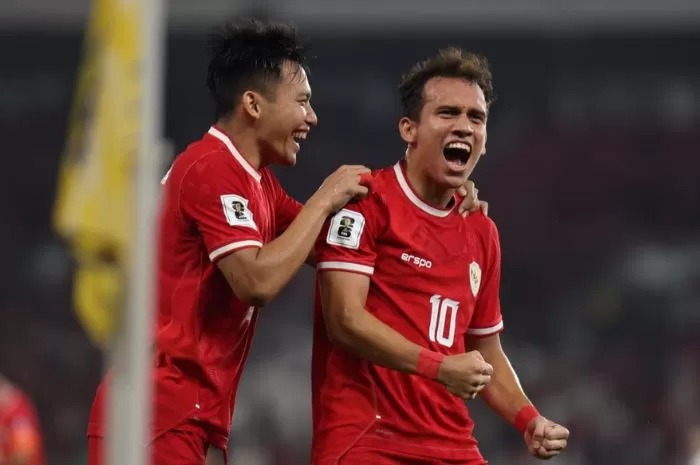 Egy Maulana Vikri (kanan) melakukan selebrasi usai mencetak gol kemenangan Timnas Indonesia atas Vietnam di Kualifikasi Piala Dunia 2026.