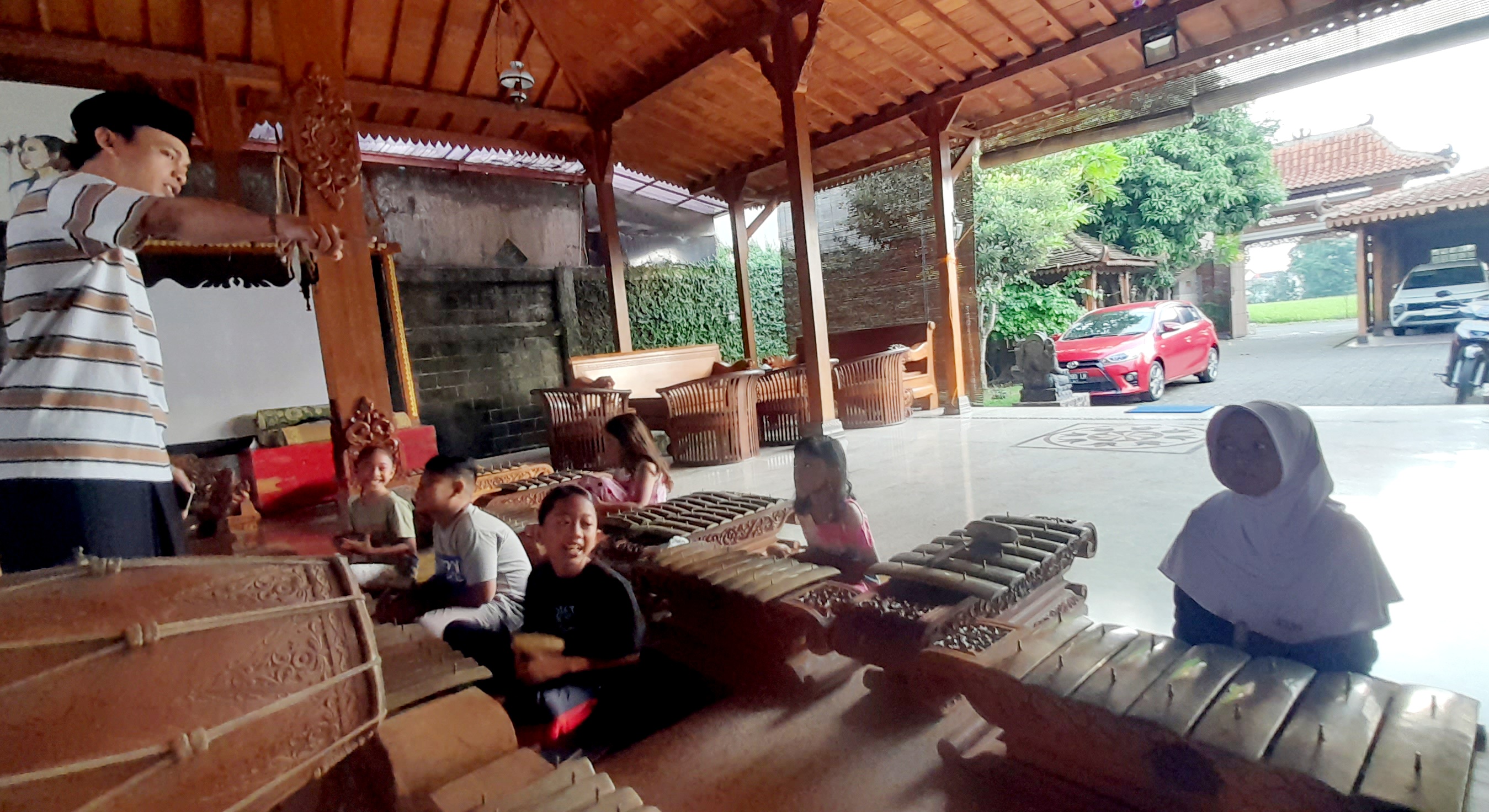 Beberapa anak terlihat tengah memainkan gamelan dalam proses pembelajaran musik karawitan di sebuah sanggar di Karanganyar.