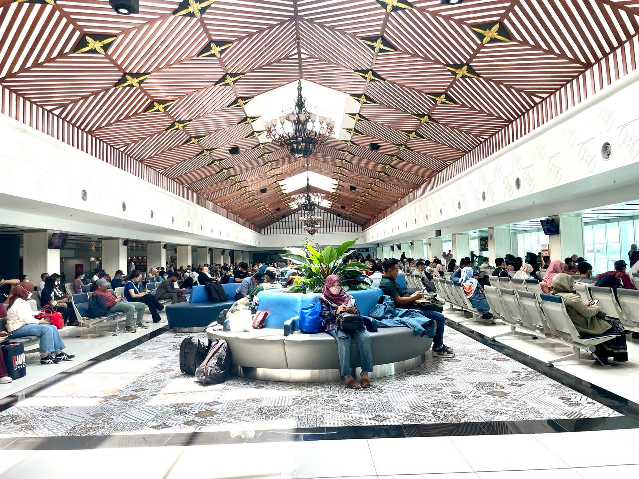 Suasana ruang tunggu Bandara Adi Soemarmo Solo yang dipenuhi calon penumpang.