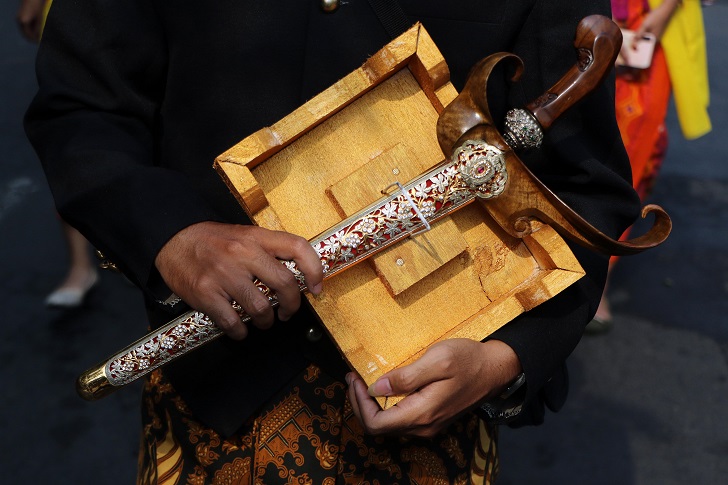Peserta kirab Museum Keris Nusantara membawa keris.