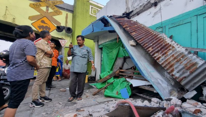 Petugas memantau kondisi bangunan rumah yang roboh akibat gempa Tuban di Jalan Ngaglik Surabaya, Jumat (22/3/2024).