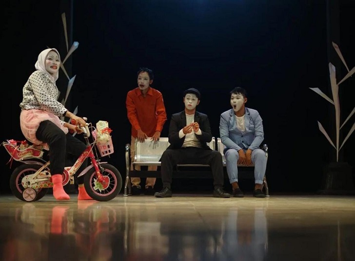 Anggota Solo Mime Society saat beraksi di atas panggung. Mereka merupakan salah satu komunitas pantomim yang masih eksis di Kota Solo.
