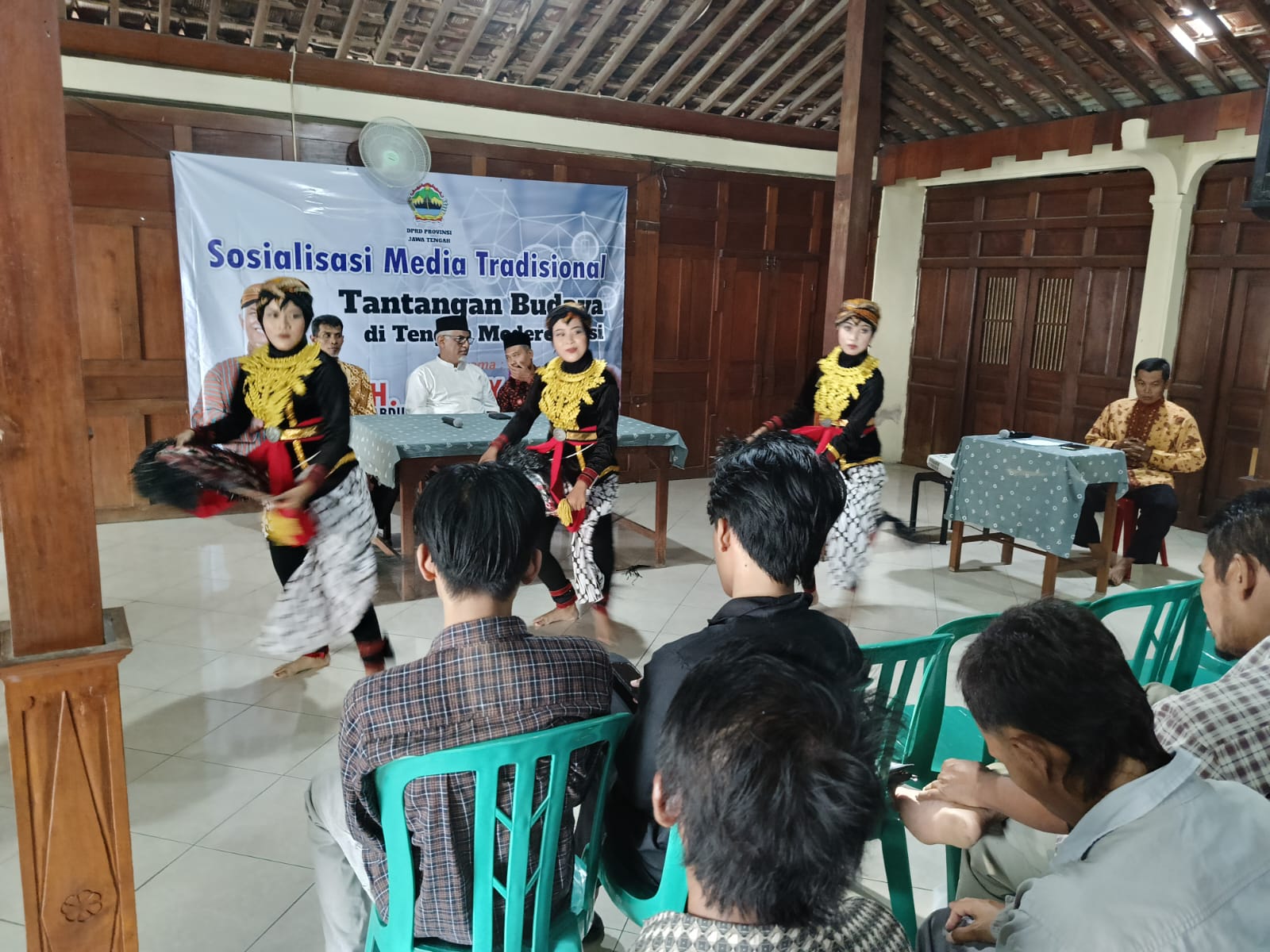 Wakil Ketua DPRD Provinsi Jawa Tengah Quatly A. Alkatiri saat sosialisasi tantangan budaya di tengah modernisasi di Kecamatan Tawangsari, Kabupaten Sukoharjo, Minggu (17/3). (Dokumentasi Pribadi)
