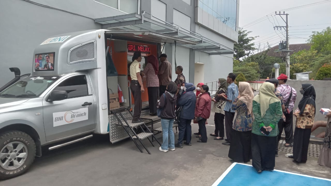 Jasa penukaran uang baru jelang Lebaran di kantor Pemkab Sukoharjo, Kamis (21/3).