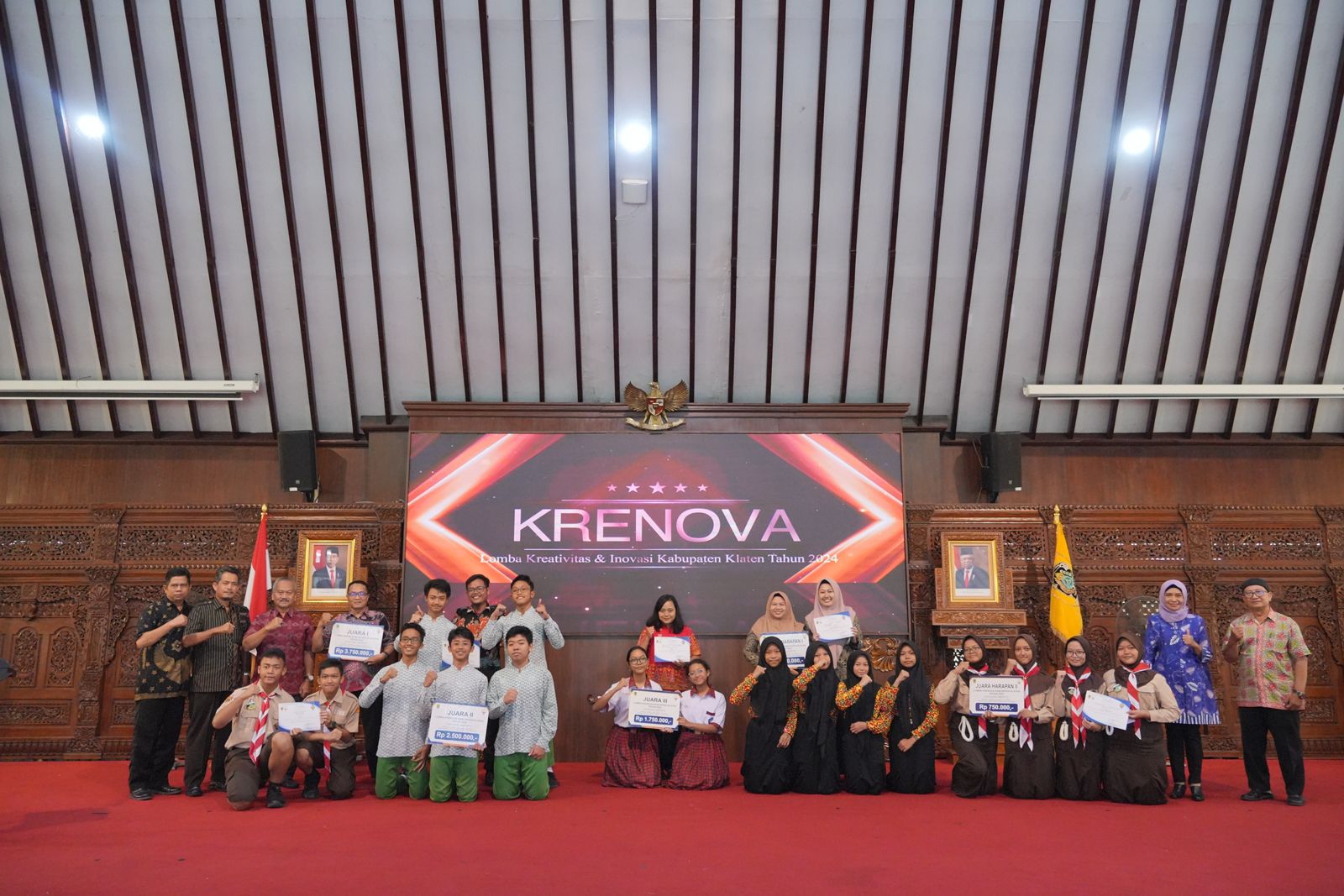Penyerahan hadiah bagi para pemenang krenova 2024 di Pendapa Pemkab Klaten, Jumat (22/3).