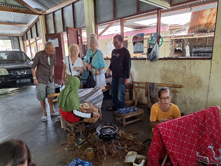 Wisatawan mancanegara melihat proses pembuatan batik di Kampung Kedunggudel, Kelurahan Kenep, Kecamatan Sukoharjo Kota, Sukoharjo.