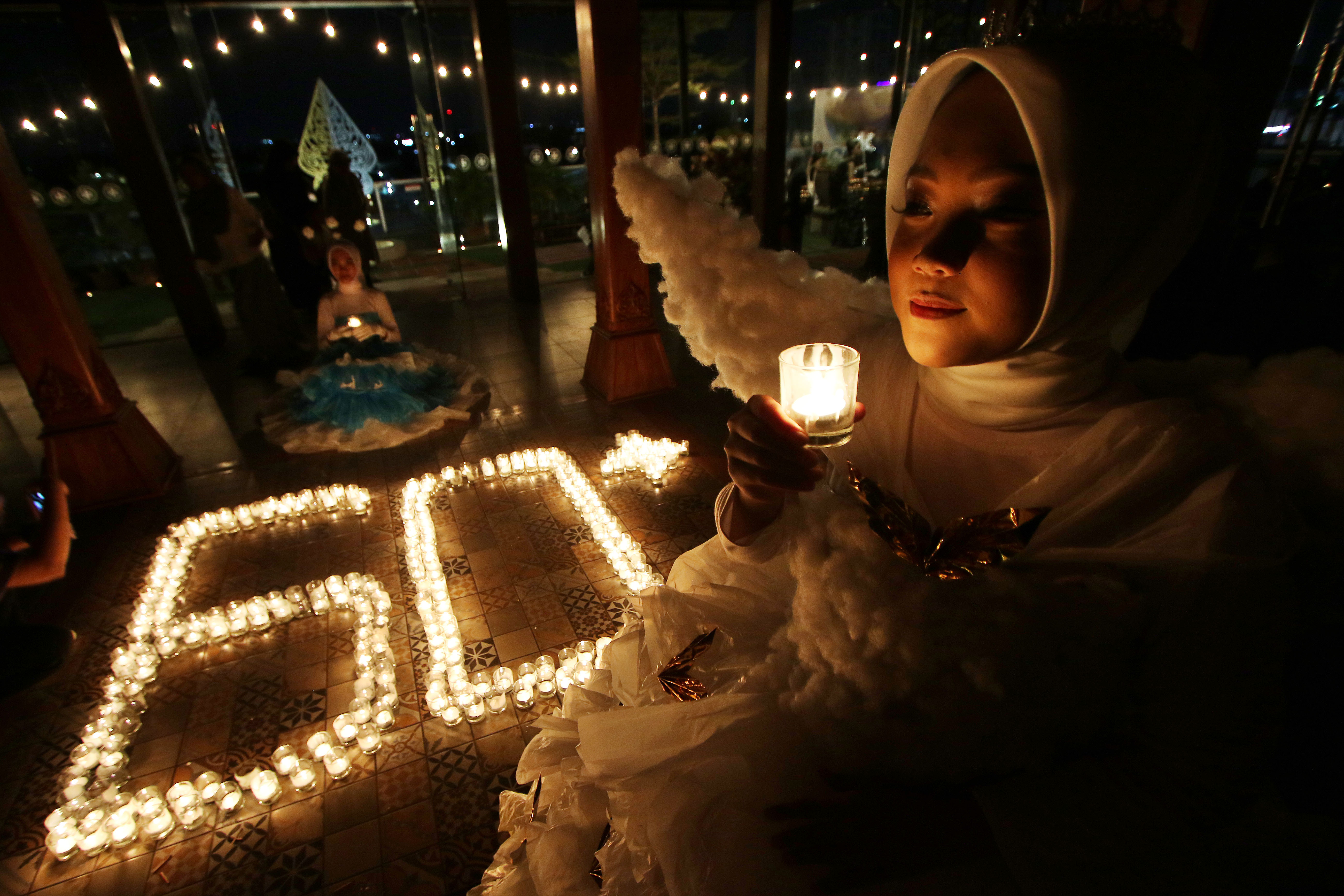 Penyalaan lilin membentuk angka 60, menyimbolkan aksi pemadaman lampu selama 60 detik atau satu jam dalam rangka earth hour di salah satu hotel di Kota Solo,&nbsp;Sabtu malam.