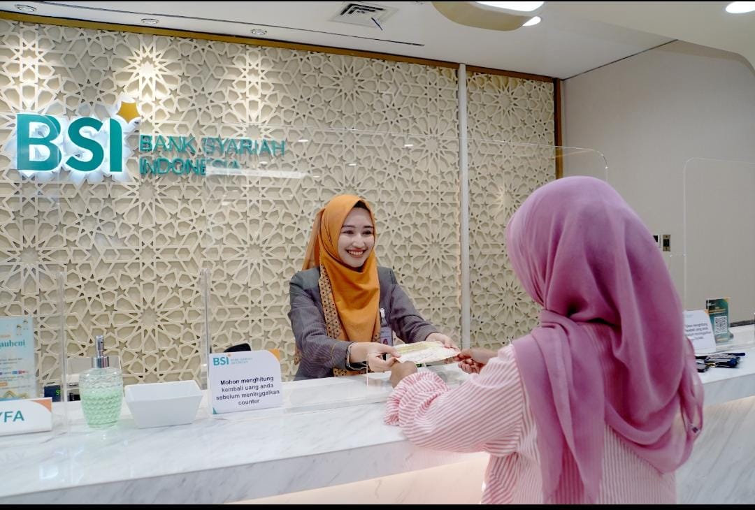 Petugas customer service dan teller sedang melayani nasabah di Kantor Cabang BSI The Tower, Jakarta.