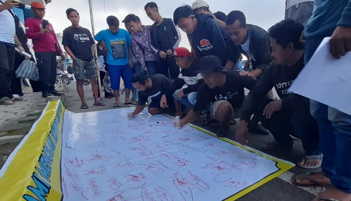 Aktivis dan masyarakat peduli Gunung Lawu menggelar aksi tanda tangan menolak ekploitasi kebun teh Kemuning, Ngargoyoso, Sabtu (23/3).
