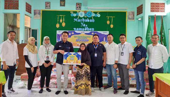 BRI Group serahkan bantuan paket sembako ke panti asuhan di Sukoharjo dalam program &ldquo;Berbagi Bahagia Bersama BRI Group&rdquo;.
