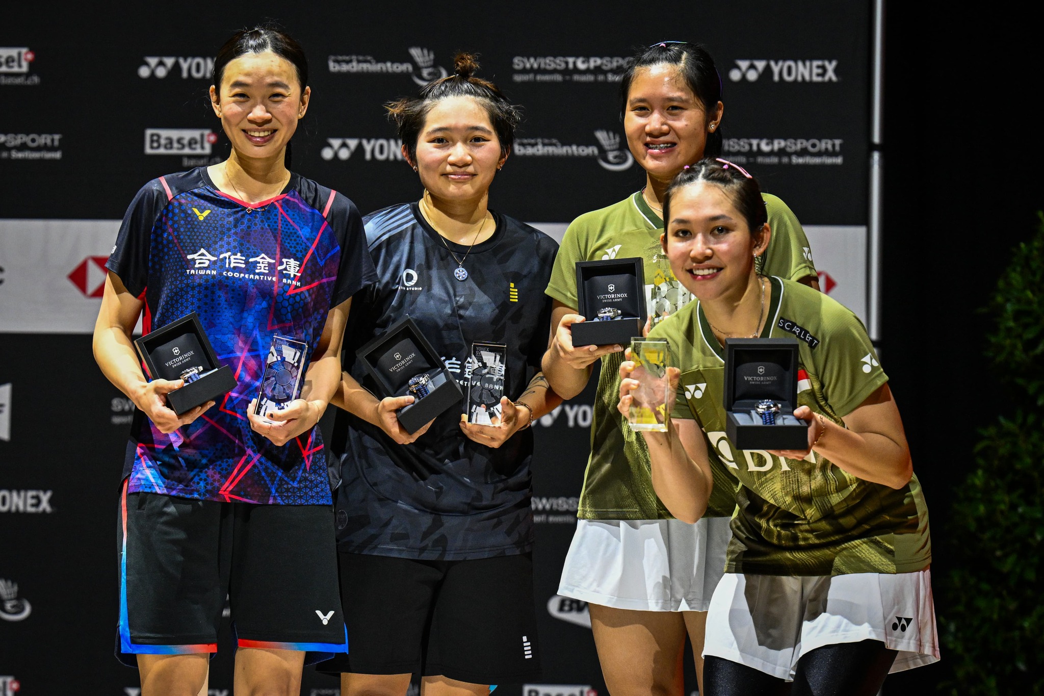Ribka Sugiarto (kanan) dan Lanny Tria Mayasari juara di ajang Swiss Open 2024 di kelas ganda putri, usai mengalahkan Hsu Ya Ching dan Lin Wa Ching dari Taipei, Minggu malam (24/3/2024).
