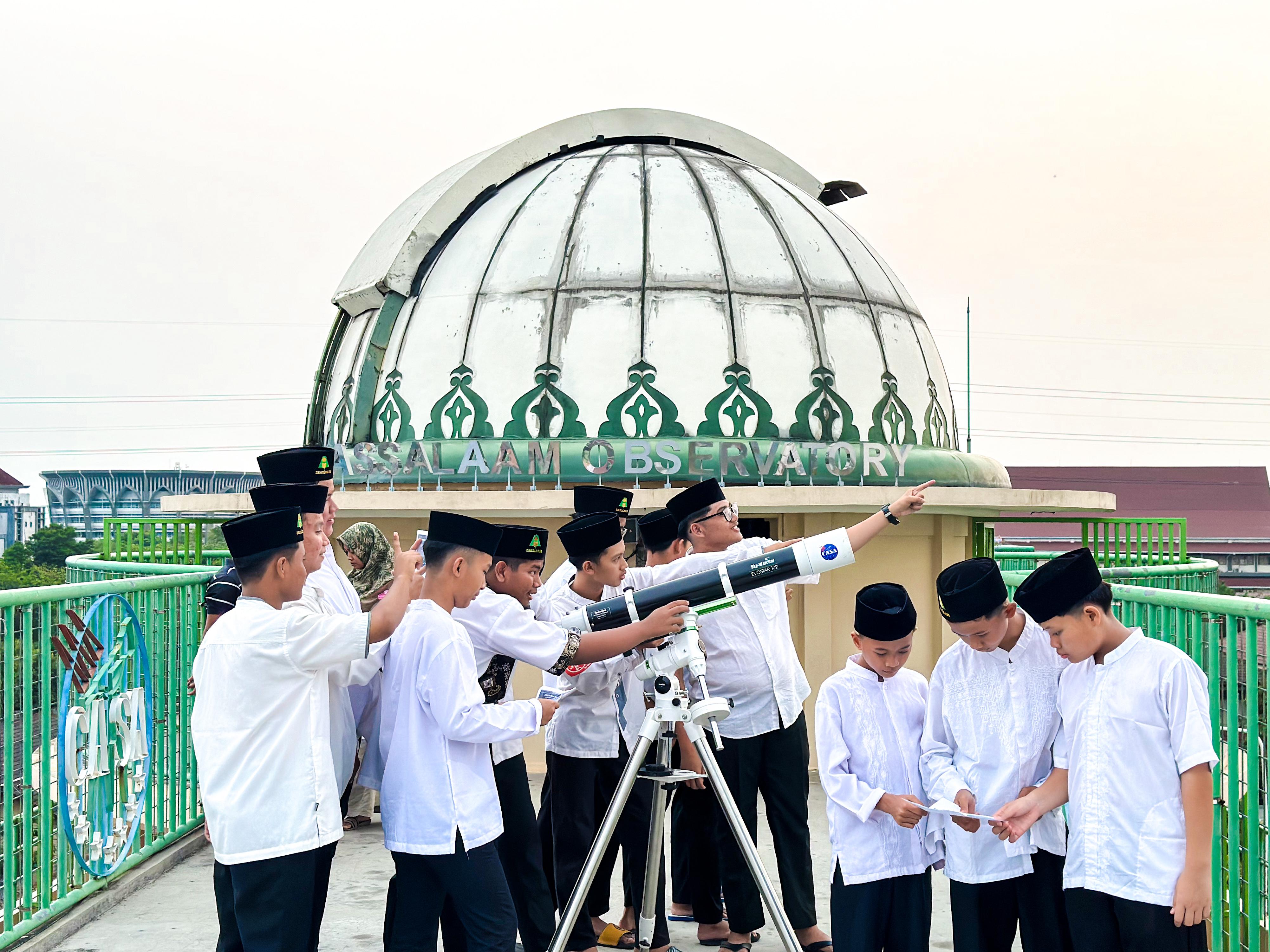 Santri PPMI Assalaam Kartasura praktikum di observatorium belum lama ini. (Dokumentasi CASA)