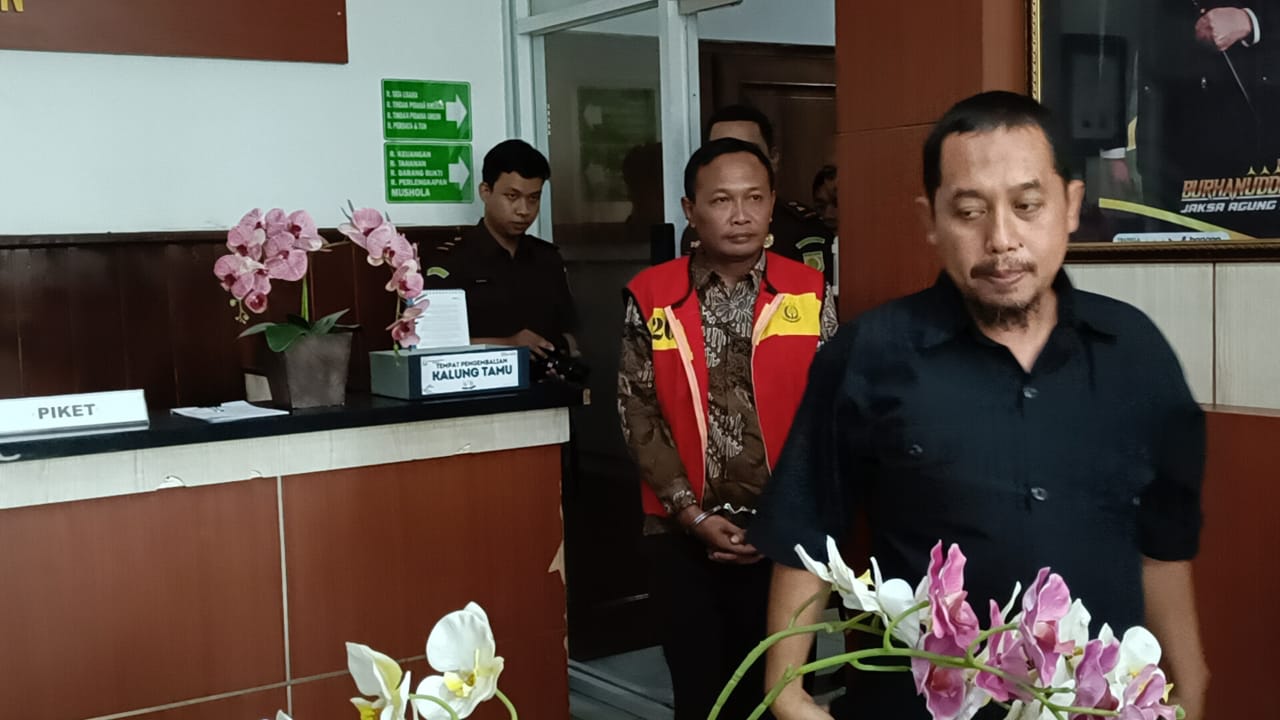Mantan Kades Pungsari Joko Sarono (berompi oranye) saat akan ditahan Kejari Sragen, Selasa (23/1/2024) lalu. (Ahmad Khairudin/Radar Solo)