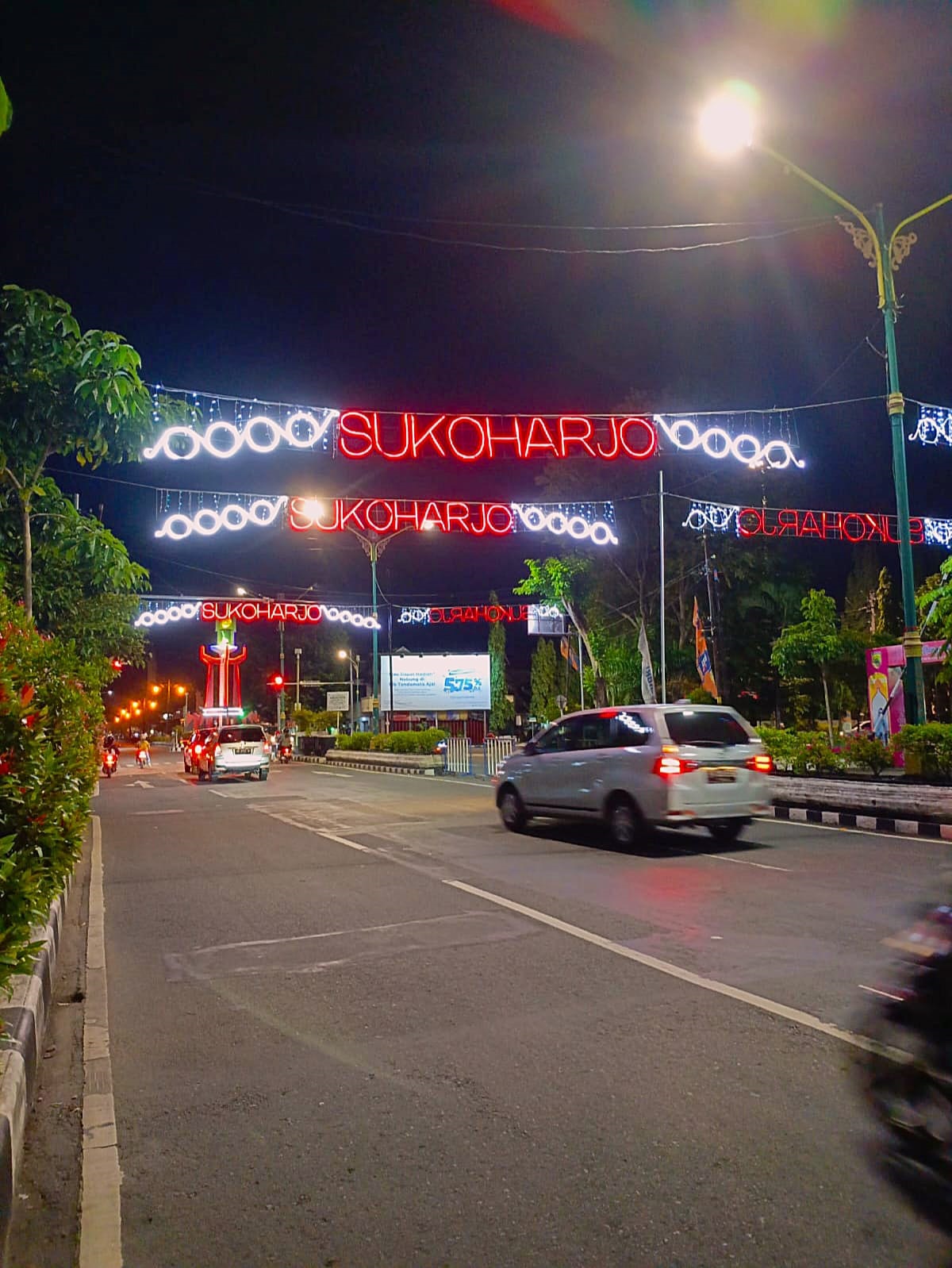 Nuansa beda di malam hari di Simpang Lima Sukoharjo