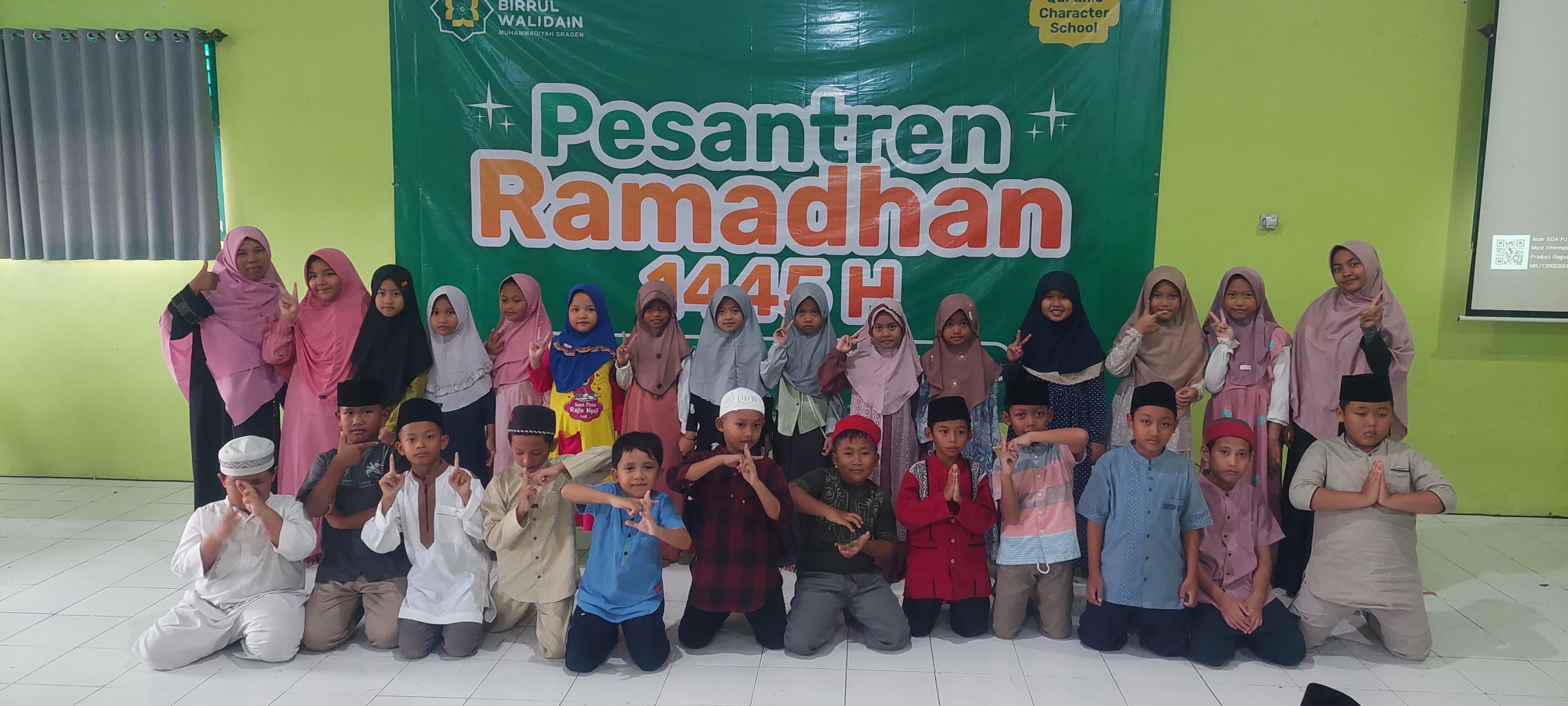 Siswa SD Birrul Walidain Muhammadiyah Sragen mengikuti rangkaian kegiatan selama Ramadhan. (Ahmad Khairudin/Radar Solo)