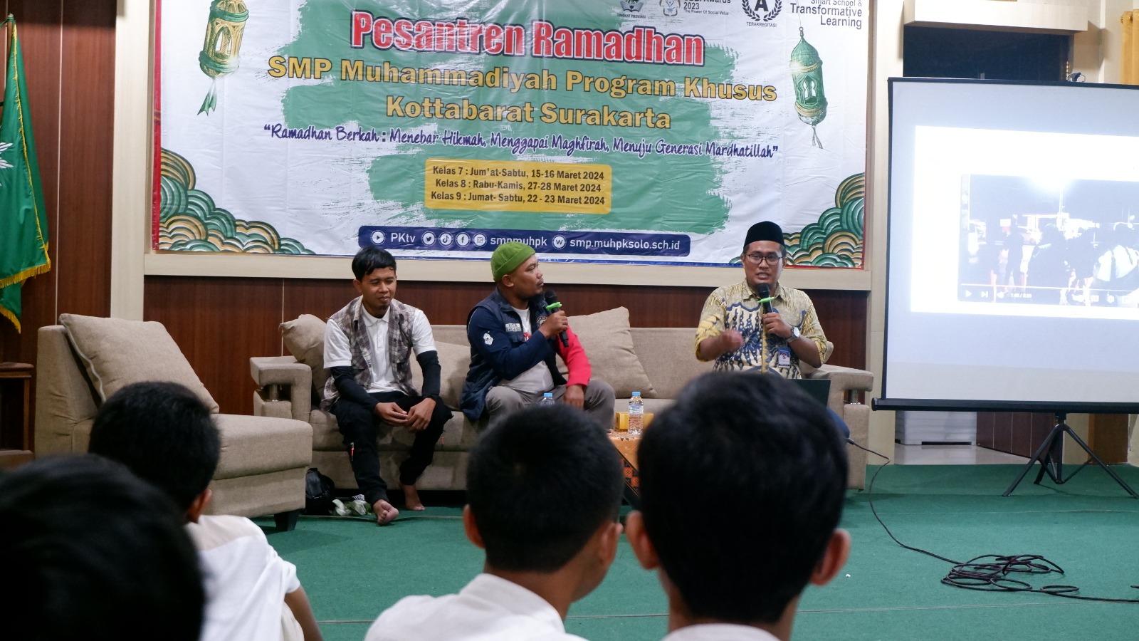 SMP Muhammadiyah Program Khusus (PK) Kottabarat Solo dengarkan materi dari ustad. (Dokumentasi SMP Muhammadiyah PK Kottabarat)