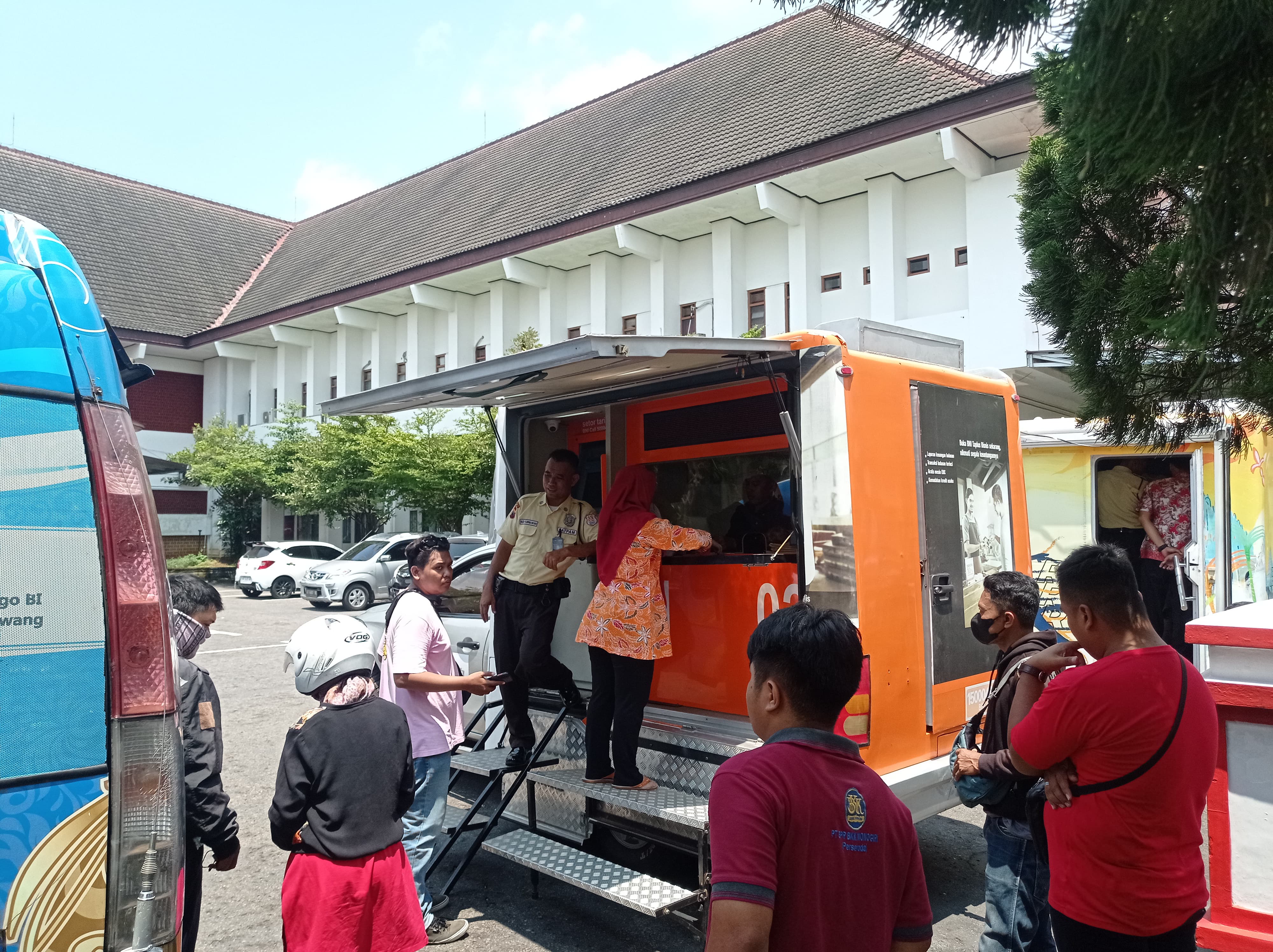 Layanan penukaran uang di halaman Kantor Setda Wonogiri, Jumat (22/3/2024).