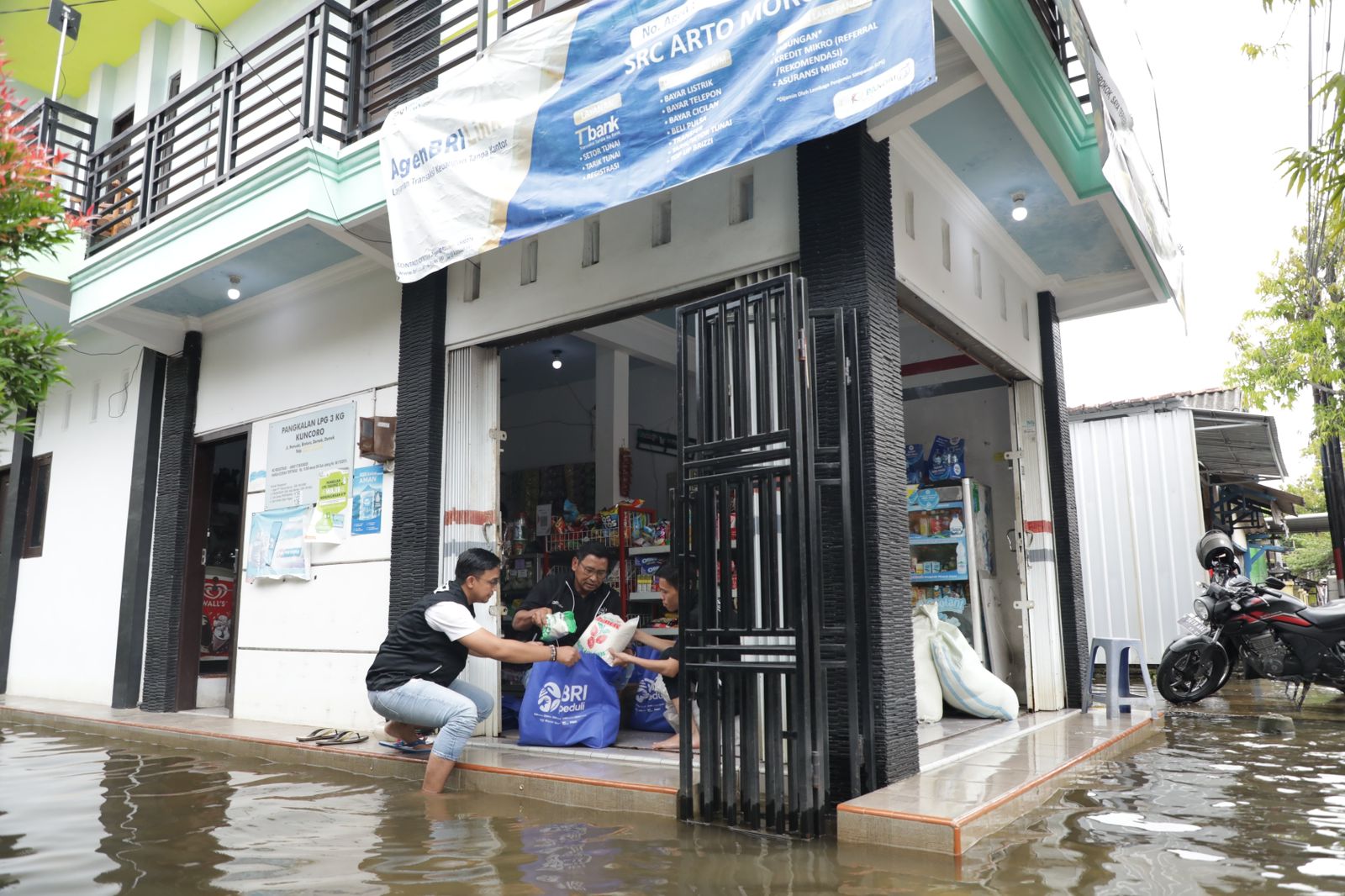 BRI Peduli bergerak cepat melakukan penyaluran bantuan tanggap bencana bagi warga terdampak banjir di Demak dan Kudus.