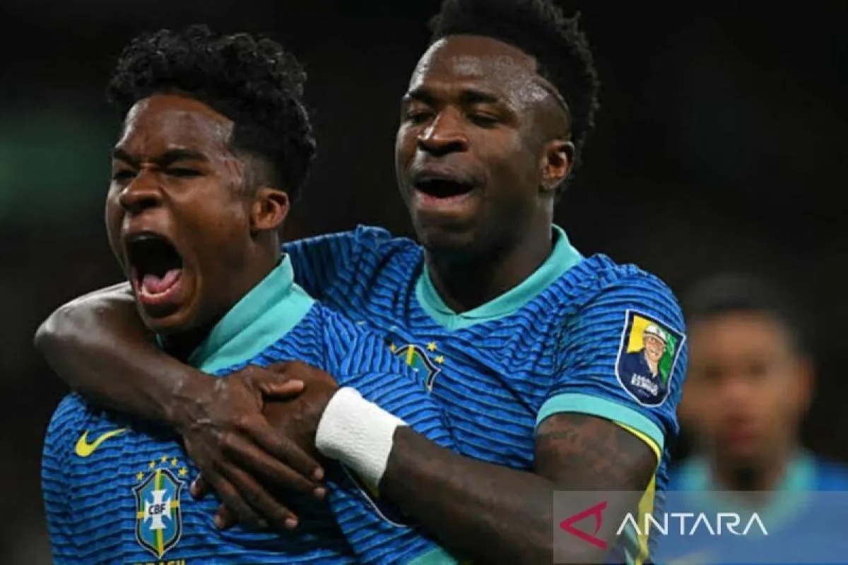 Selebrasi Endrick (kiri) setelah mencetak gol untuk Brasil dalam pertandingan persahabatan lawan Inggris di Wembley Stadium, Inggris, Sabtu (23/3/2024).