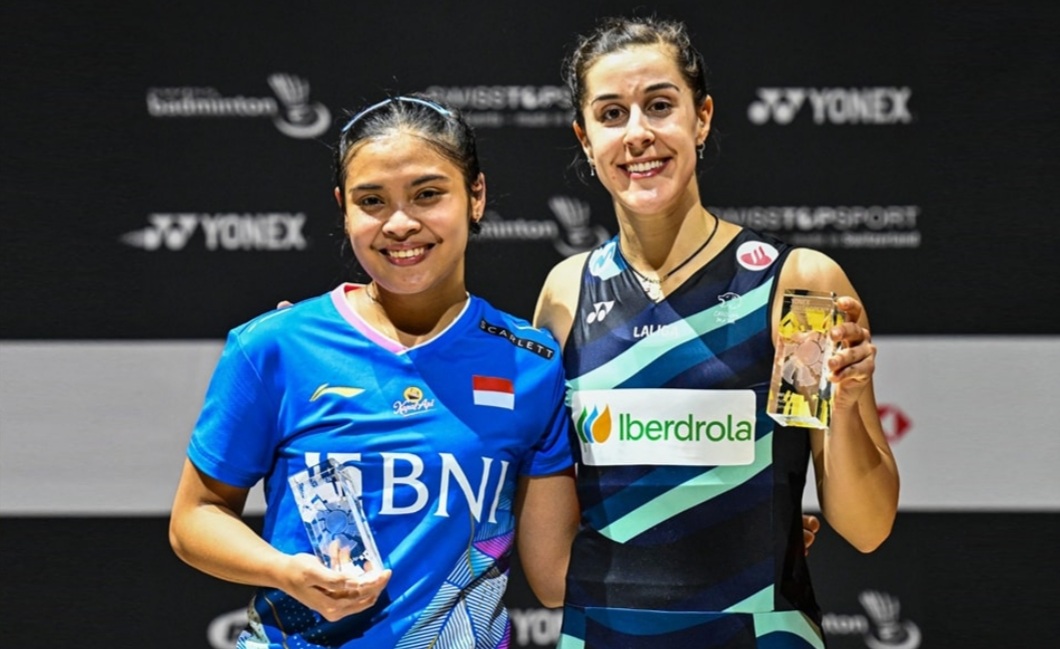 Gregoria Mariska (kiri) bersama Carolina Marin usai jalani partai final Swiss Open 2024, 24 Maret 2024.