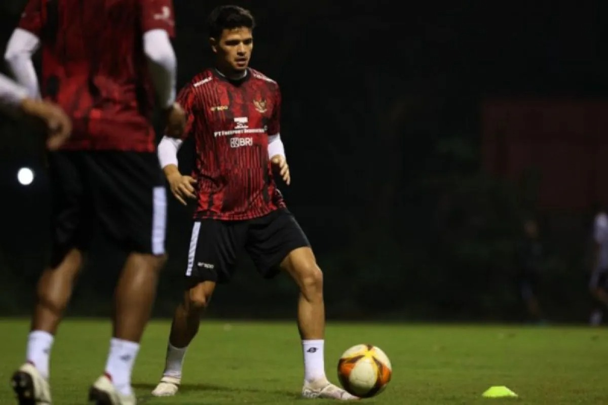 Pemain sepak bola Indonesia Ragnar Oratmangoen latihan bersama tim nasional di Hanoi, Vietnam, Minggu (24/3/2024).