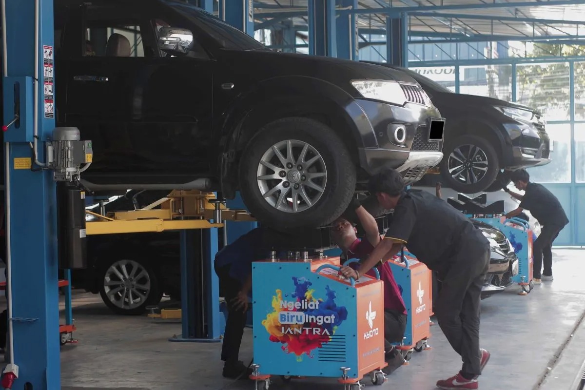 Petugas melakukan perawatan kaki-kaki mobil di Bengkel Jantrakakikaki.