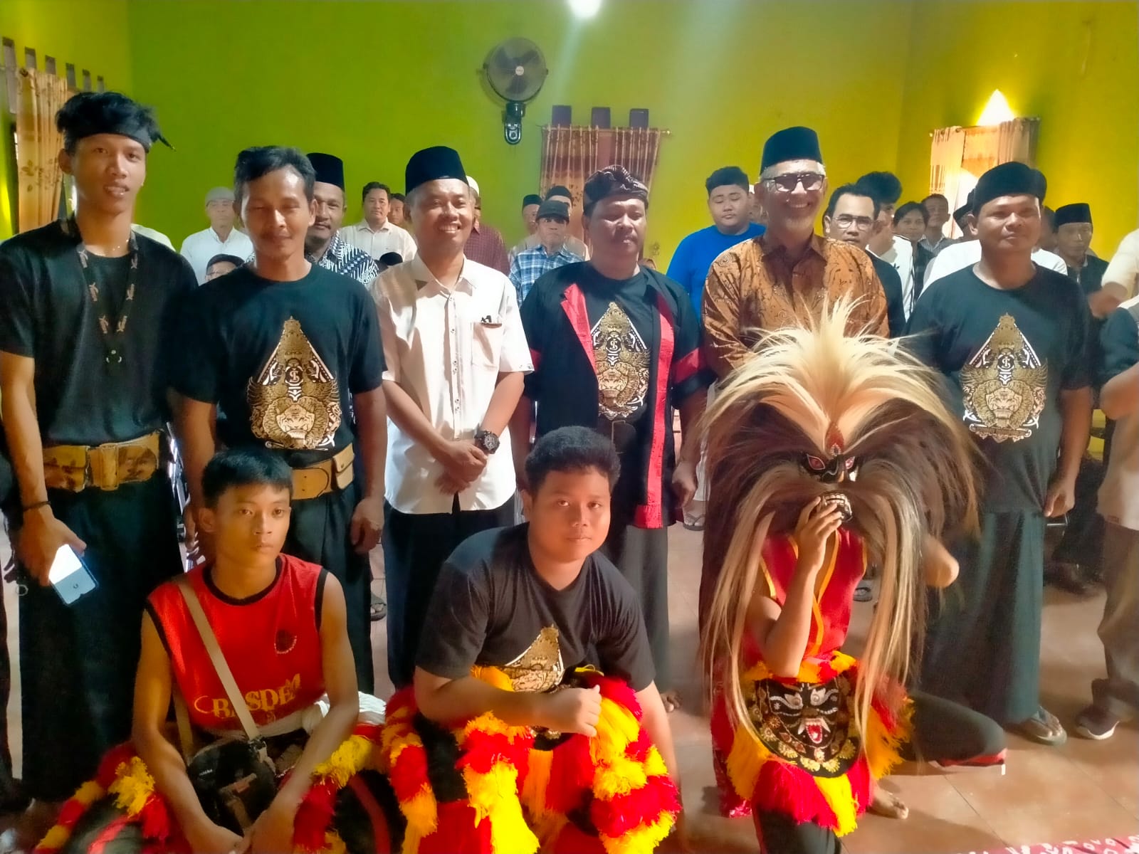 Wakil Ketua DPRD Jateng Quatly Abdulkadir Alkatiri (dua dari kanan) memberi perhatian lebih terhadap seniman dan budayawan muda di Sukoharjo. (Dokumentasi Pribadi)