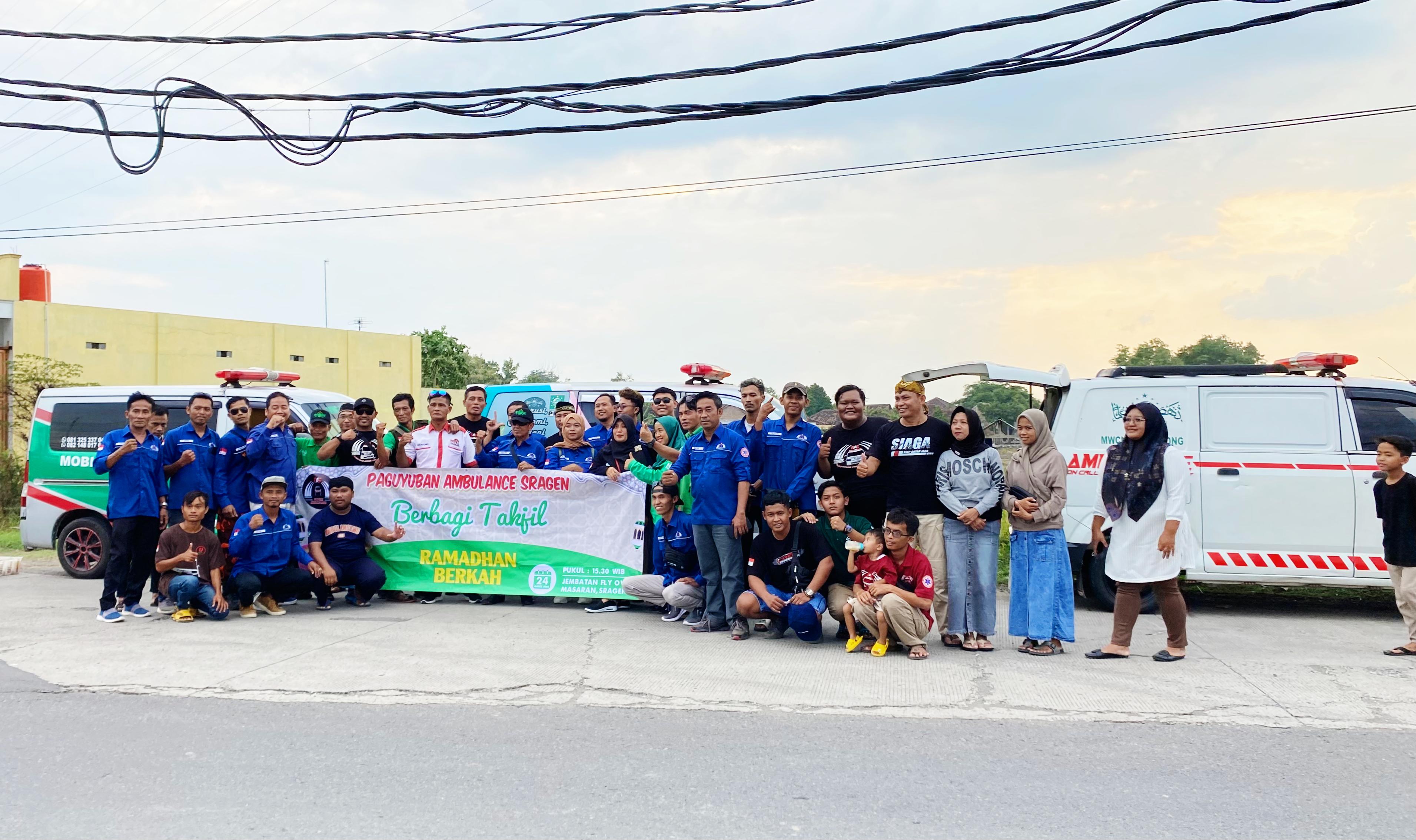Puluhan sopir ambulans Sragen bagi-bagi takjil di Fly Over Masaran, Senin (25/3/2024). (Ahmad Khairudin/Radar Solo)
