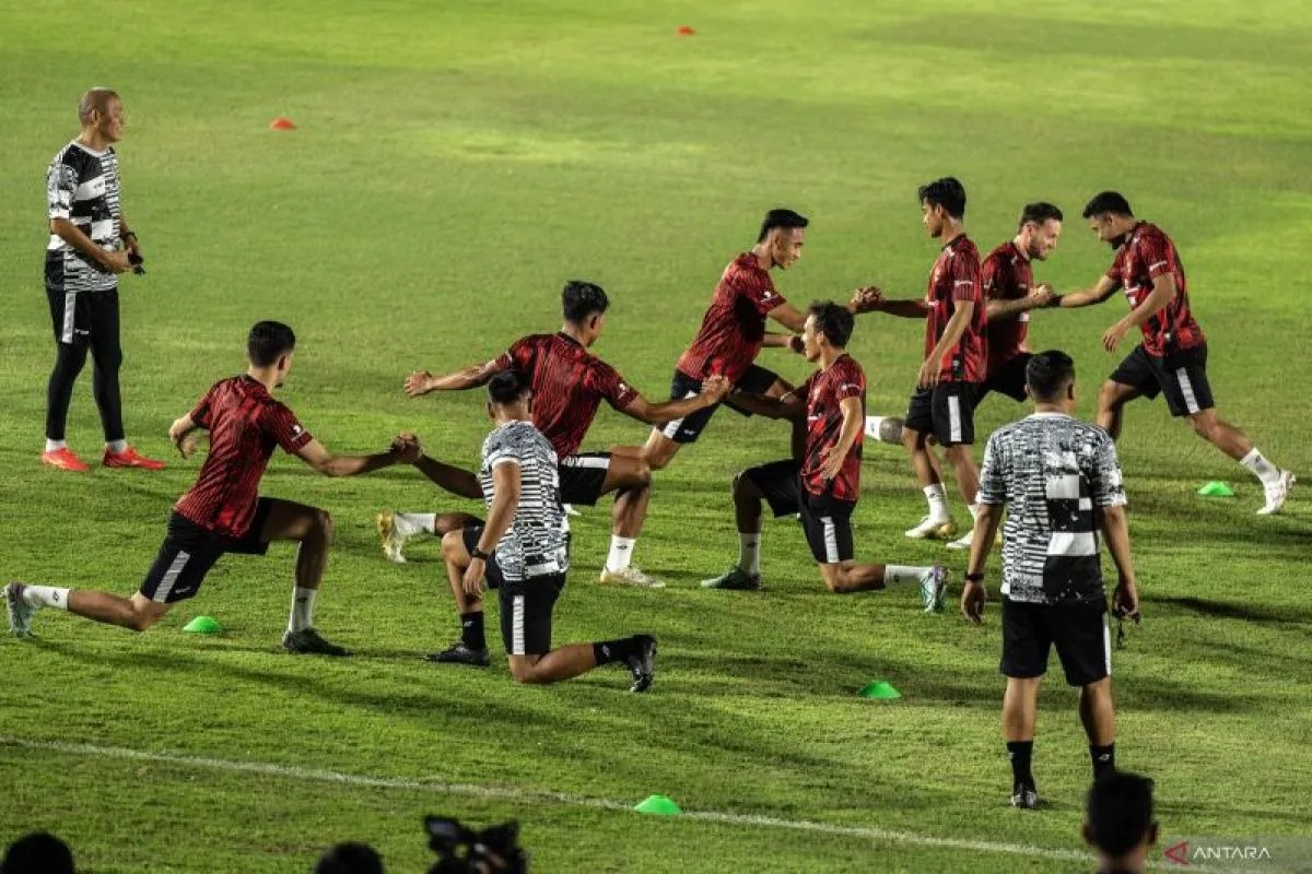 Sejumlah pesepak bola Timnas Indonesia melakukan latihan di Stadion Madya, Senayan, Jakarta, Senin (18/3/2024).