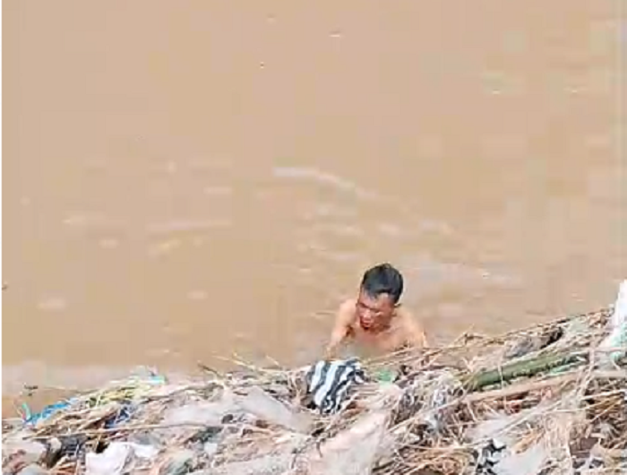 Pelaku pencurian di kawasan Taman Tirtonadi, Kecamatan Banjarsari, Kota Solo, loncat ke sungai hindari kejaran warga.