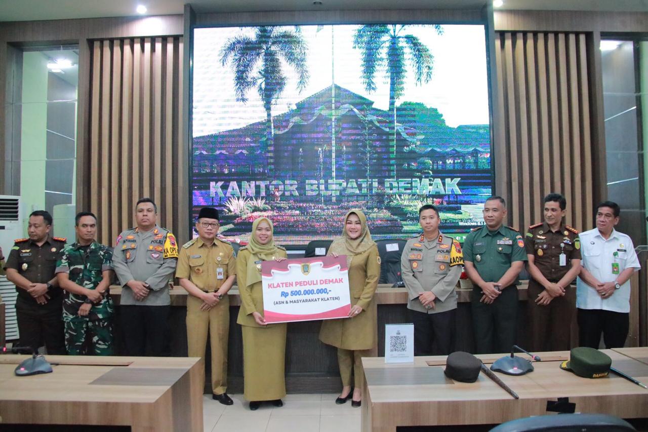 Bupati Klaten Sri Mulyani serahkan bantuan untuk warga terdampak banjir di Kabupaten Demak, diterima Bupati Demak Eisti