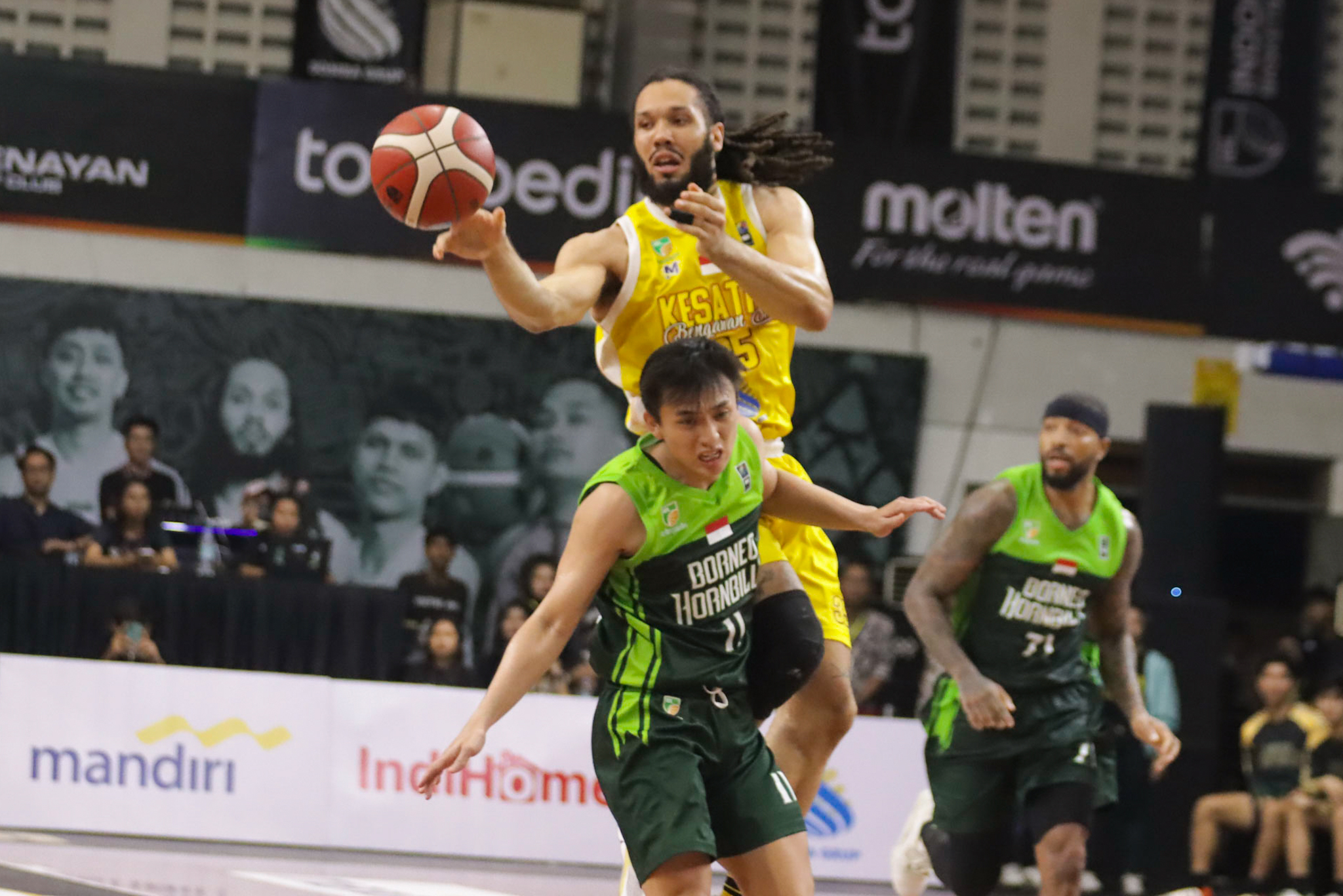 Power forward Kesatria Bengawan Solo Jason Henry Copman saat melawan Borneo Hornbills di Sritex Arena, 15 Maret lalu.