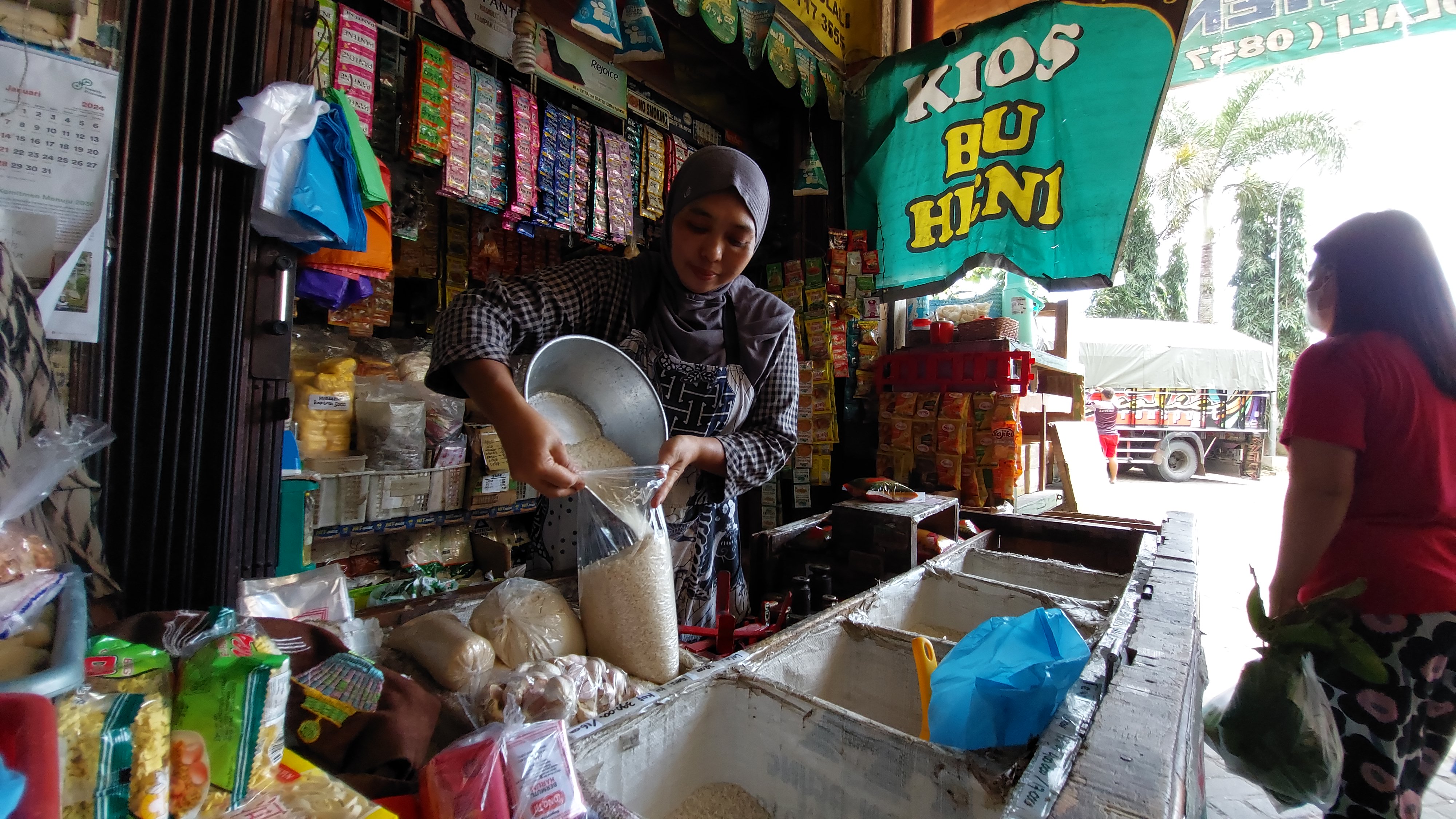 Pedagang beras di Pasar Boyolali Kota melayani pembeli.