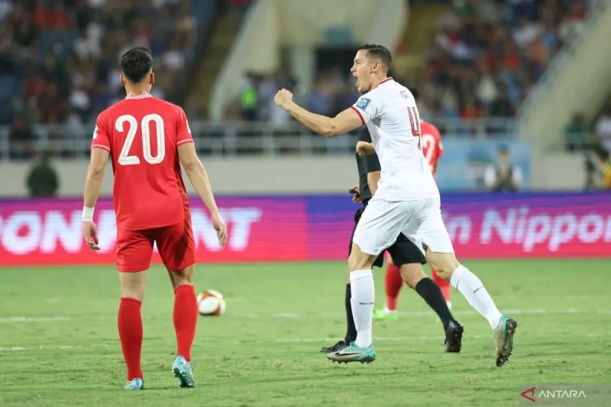 Bek timnas Indonesia Jay Idzes berselebrasi usai mencetak satu gol dalam kemenangan 3-0 Indonesia atas Vietnam dalam laga kualifikasi Piala Dunia 2026 zona Asia leg kedua di Stadion My Dinh, (26/3).