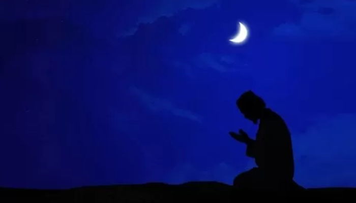 Ilustrasi berdoa menanti malam Lailatul Qadar.
