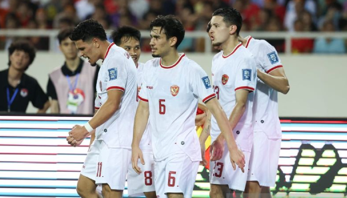 Striker Timnas Indonesia Ragnar Oratmangoen berselebrasi usai cetak gol dalam lanjutan kualifikasi Piala Dunia 2026 zona Asia putaran kedua Grup F di Stadion My Dinh, Hanoi, Selasa (26/3).