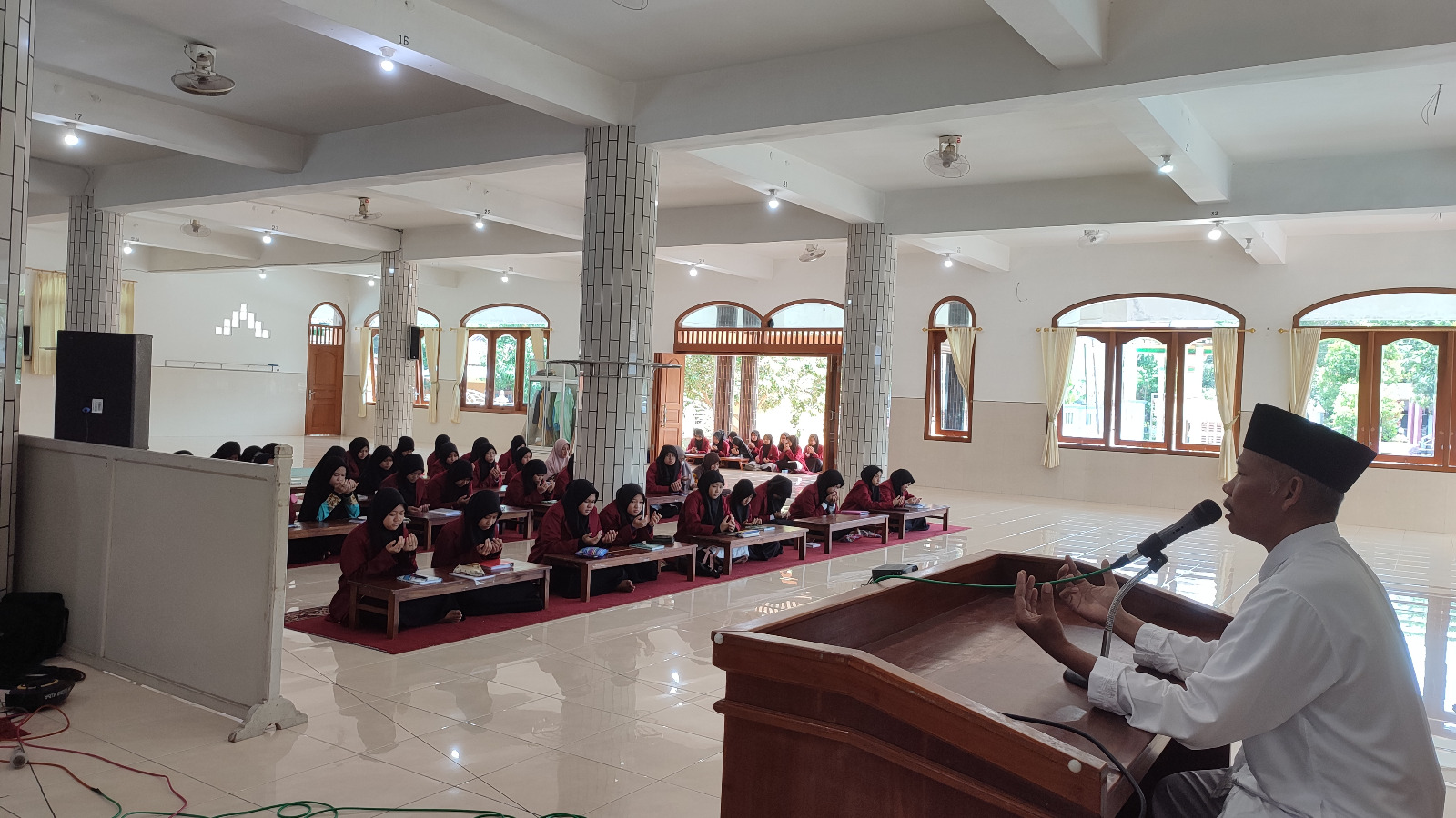Santri pondok pesantren Al Barru Wonogiri mengikuti tausiyah dari ustad. (Iwan Adi Luhung/Radar Solo)